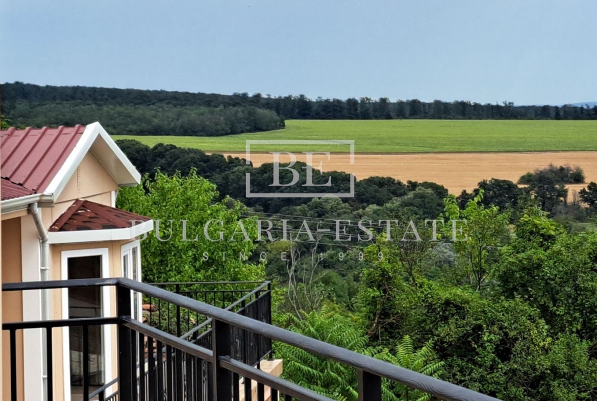 Просторна и модерна къща в село Чайка, община Провадия - 0