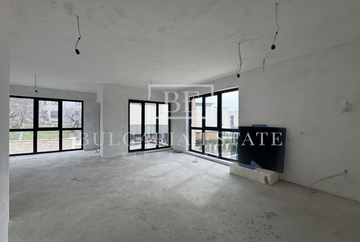 Невероятен 4-стаен апартамент с огромна дневна и три големи спални, Югозапад - 0