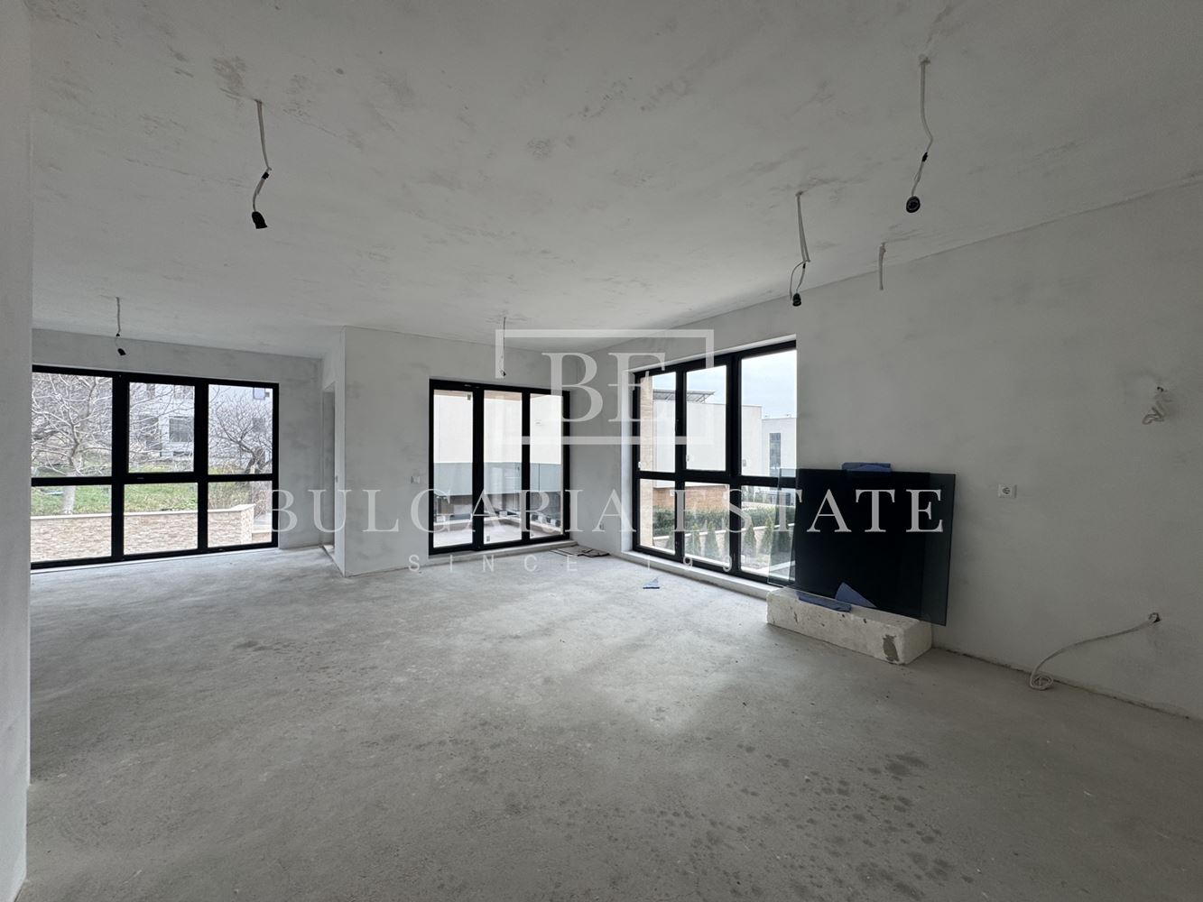 Невероятен 4-стаен апартамент с огромна дневна и три големи спални, Югозапад - 0