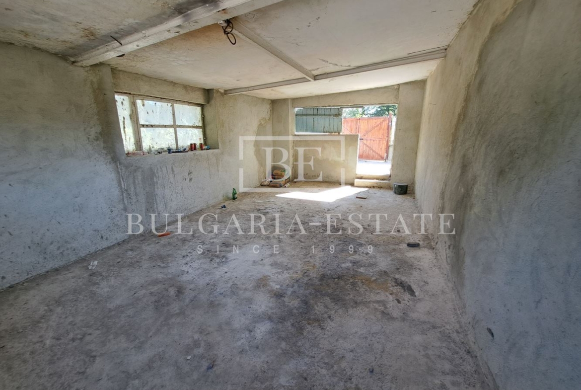 House in the village of Chernevo - 1100 sq.m. yard / 30 km from Varna - 0