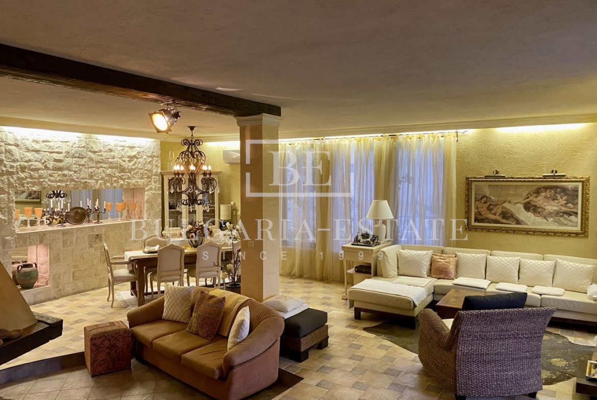 Элитный дом с бассейном, сауной, рядом с пляжем Кабакум, город. 515 кв. м. Площадь этажа, 4 спальни - 0