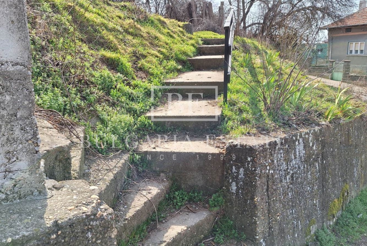 Отремонтированный дом с двором и флигелем в городе. 0