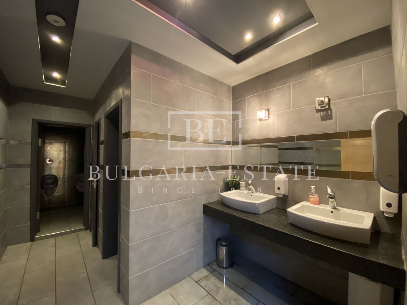 Leerstehende Bürofläche in einem Bürogebäude inklusive aller monatlichen Kosten, FERNSEHEN, INTERNET, CAFE UND WASSER, TOP-LAGE - 0