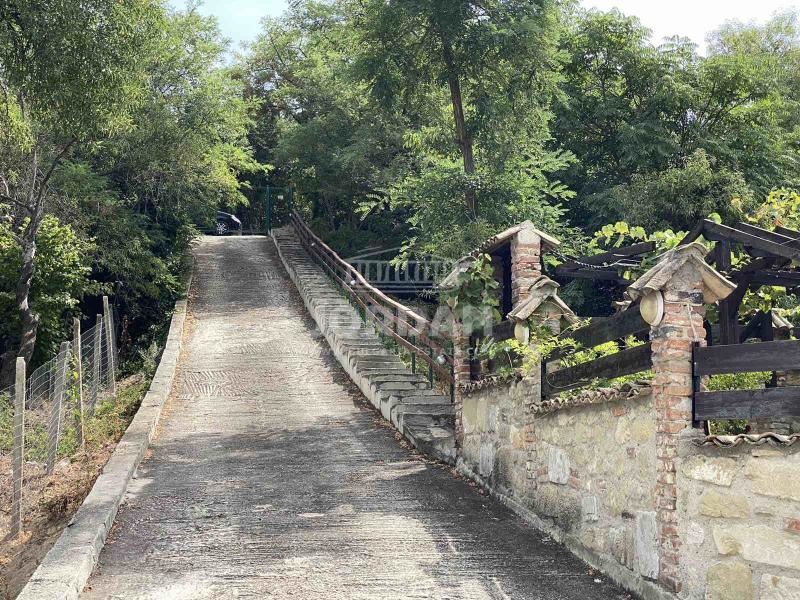 Къща в Зеленика, 693 кв парцел, 50 кв. къща озаконена - 0