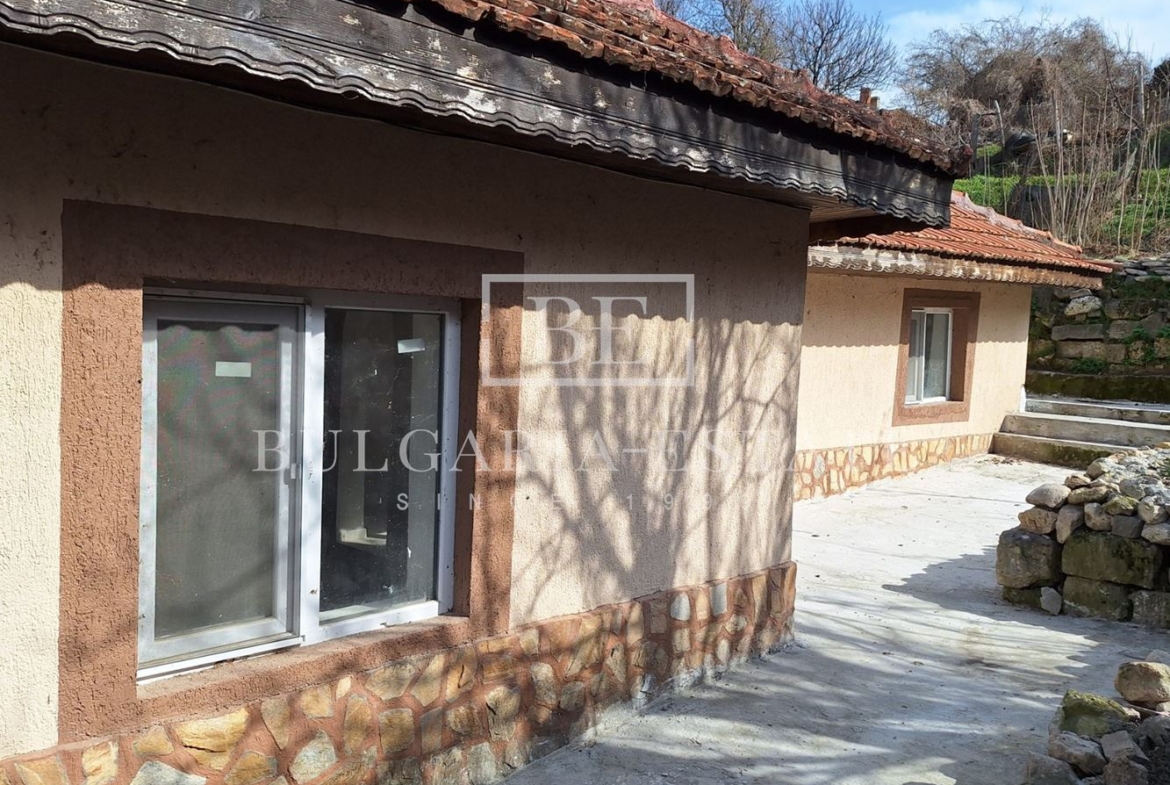 Отремонтированный дом с двором и флигелем в городе. 0