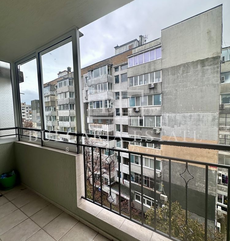 Просторен тристаен апартамент в нова сграда – стил, уют и пълно оборудване в комуникативен район - 0