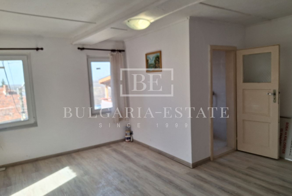 Отремонтированный дом с двором и флигелем в городе. 0