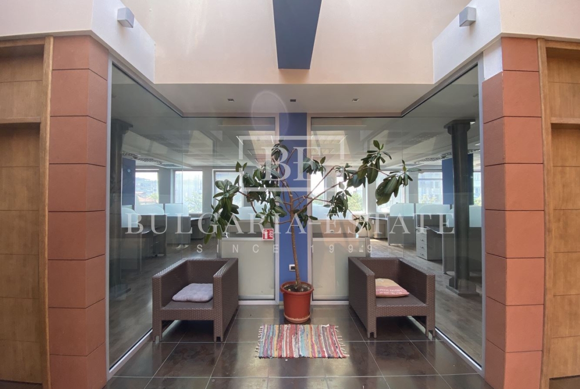 Leerstehende Bürofläche in einem Bürogebäude inklusive aller monatlichen Kosten, FERNSEHEN, INTERNET, CAFE UND WASSER, TOP-LAGE - 0