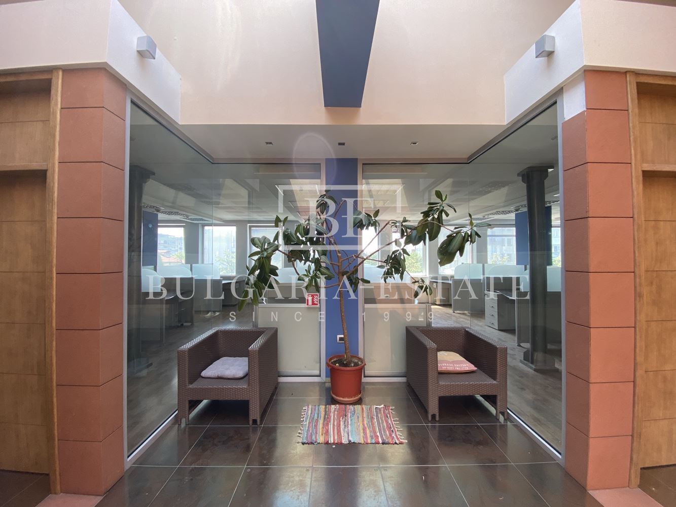 Leerstehende Bürofläche in einem Bürogebäude inklusive aller monatlichen Kosten, FERNSEHEN, INTERNET, CAFE UND WASSER, TOP-LAGE - 0