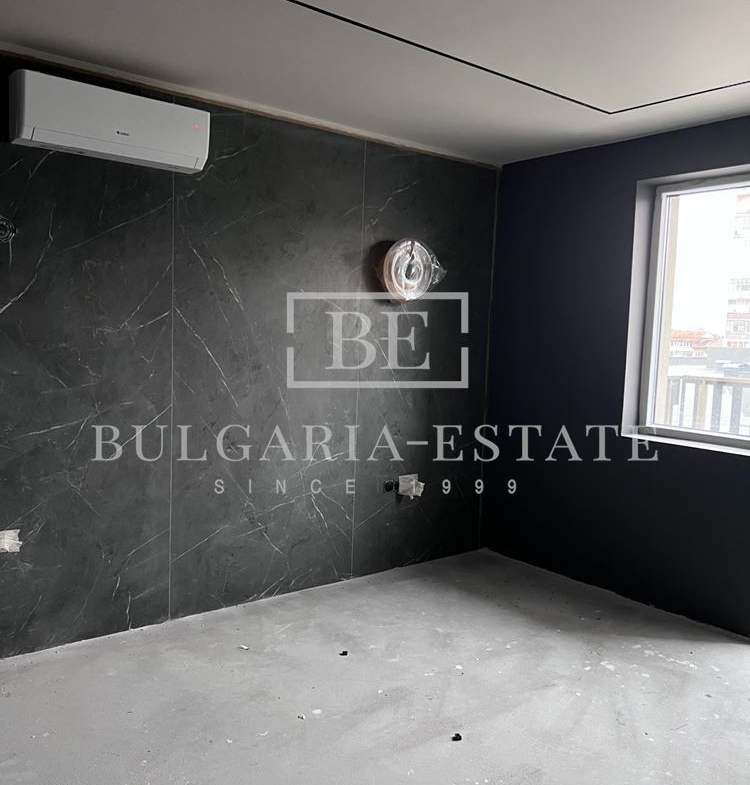 Просторен тристаен апартамент в предпочитан централен район - 0