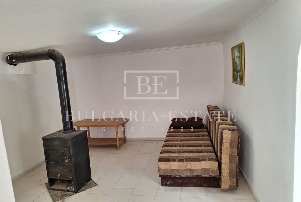 Отремонтированный дом с двором и флигелем в городе. 0