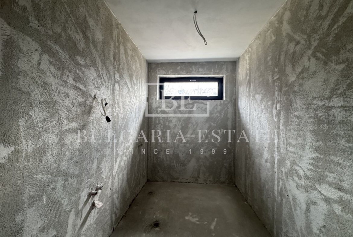 Невероятен 4-стаен апартамент с огромна дневна и три големи спални, Югозапад - 0