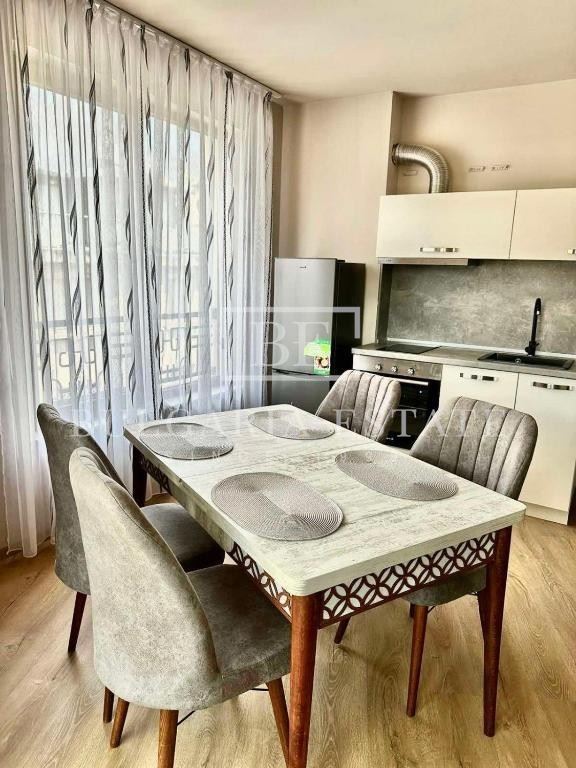 Тристаен апартамент до Starbucks - 0