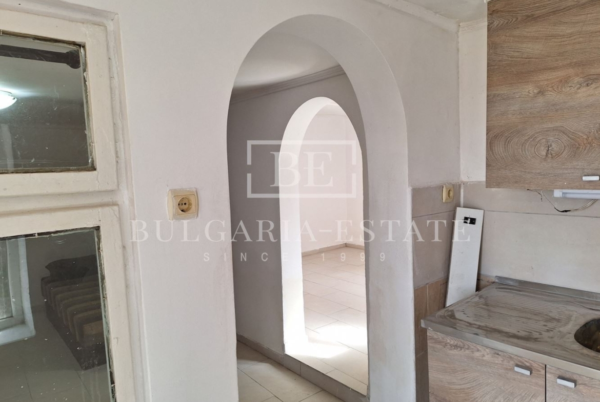 Отремонтированный дом с двором и флигелем в городе. 0