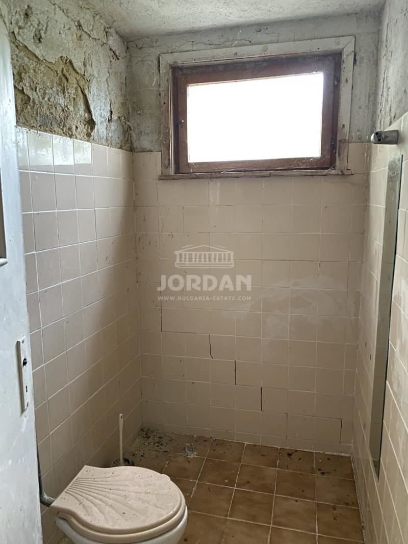 Къща в Зеленика, 693 кв парцел, 50 кв. къща озаконена - 0