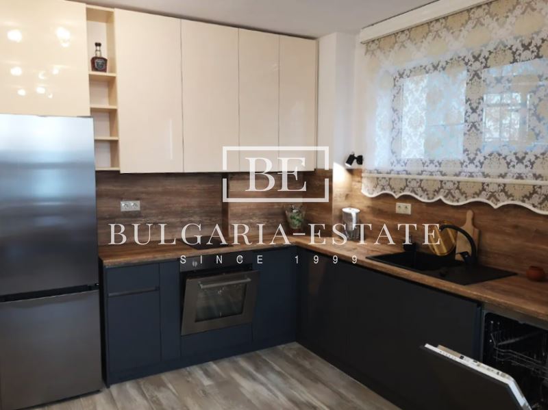 Тристаен на брега на морето - Ален мак - 0