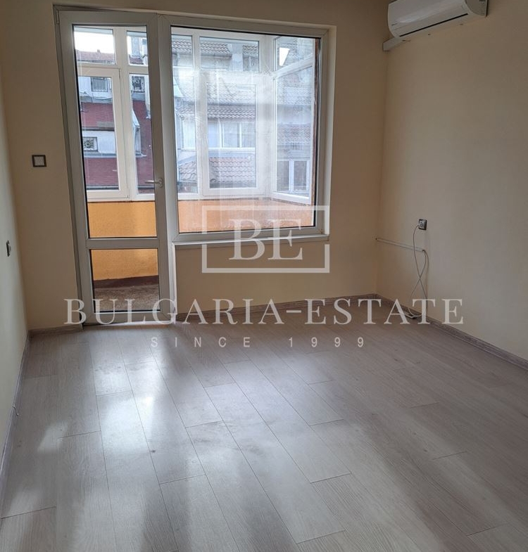 Просторен и стилен тристаен апартамент до Спортна зала - 0