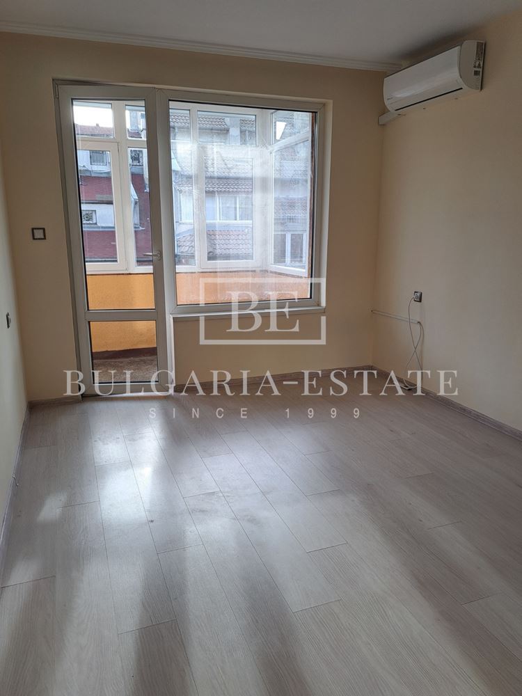 Просторен и стилен тристаен апартамент до Спортна зала - 0