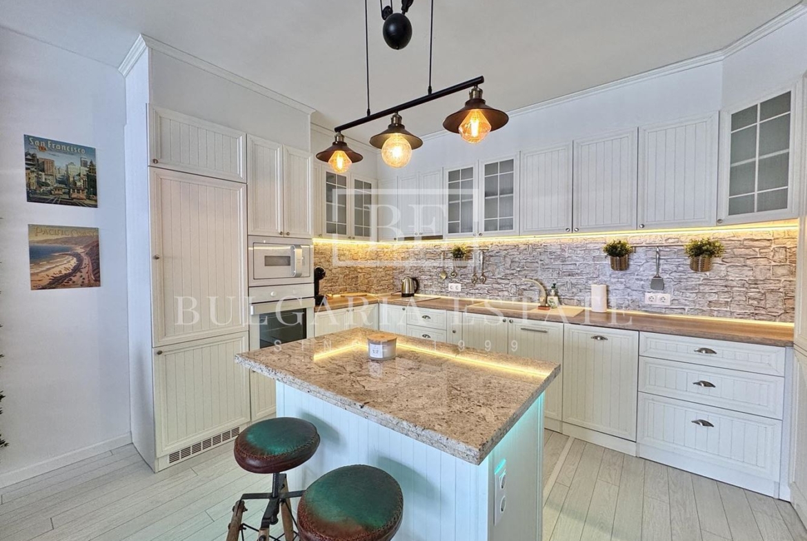 Роскошная трехкомнатная квартира в самом центре Варны - 0