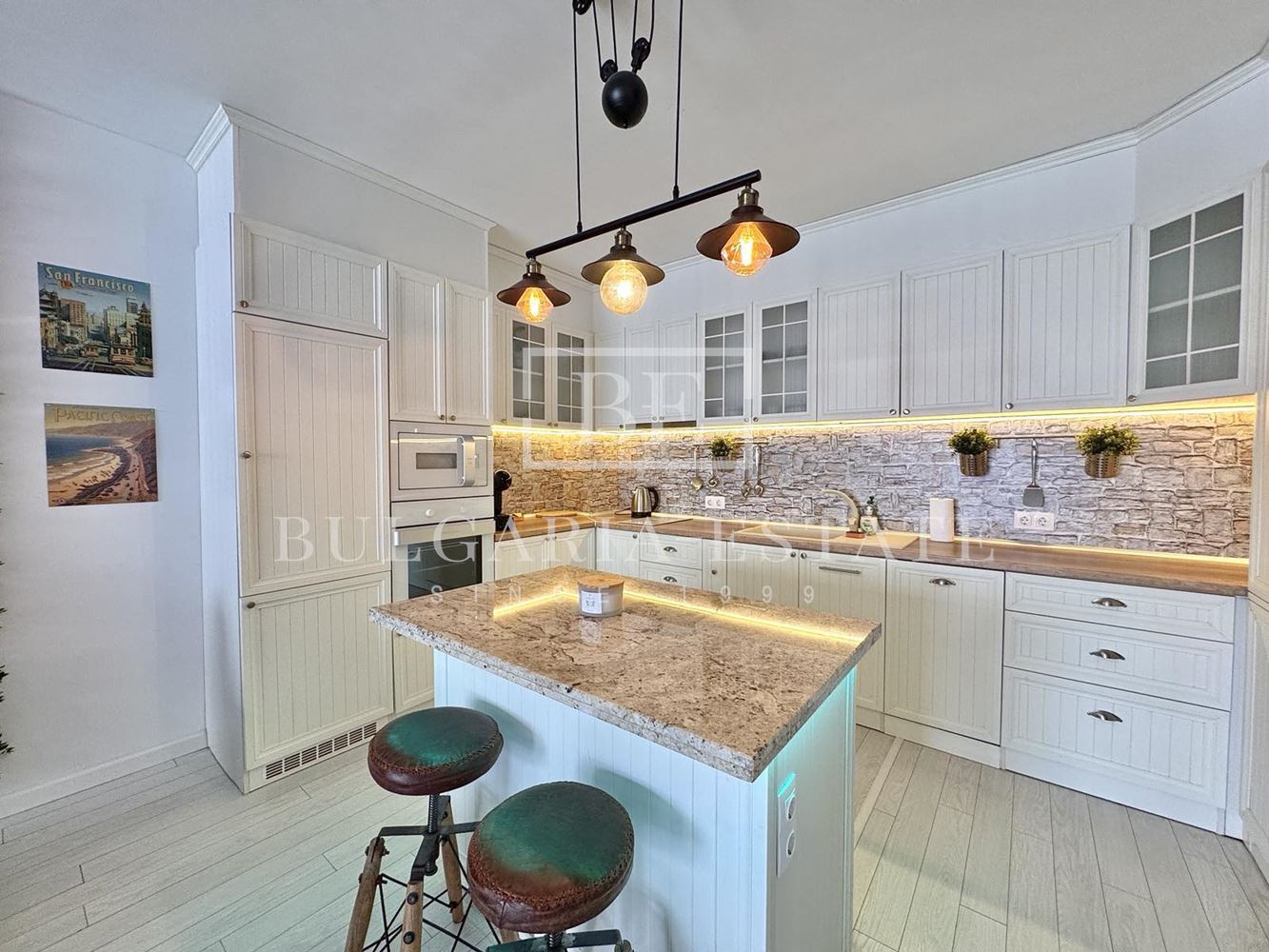 Роскошная трехкомнатная квартира в самом центре Варны - 0