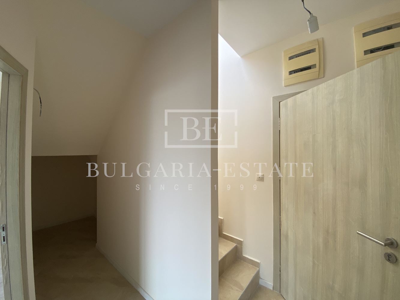 Varna South Bay - невероятен двустаен апартамент с моркса панорама, 126 кв.м. - 0