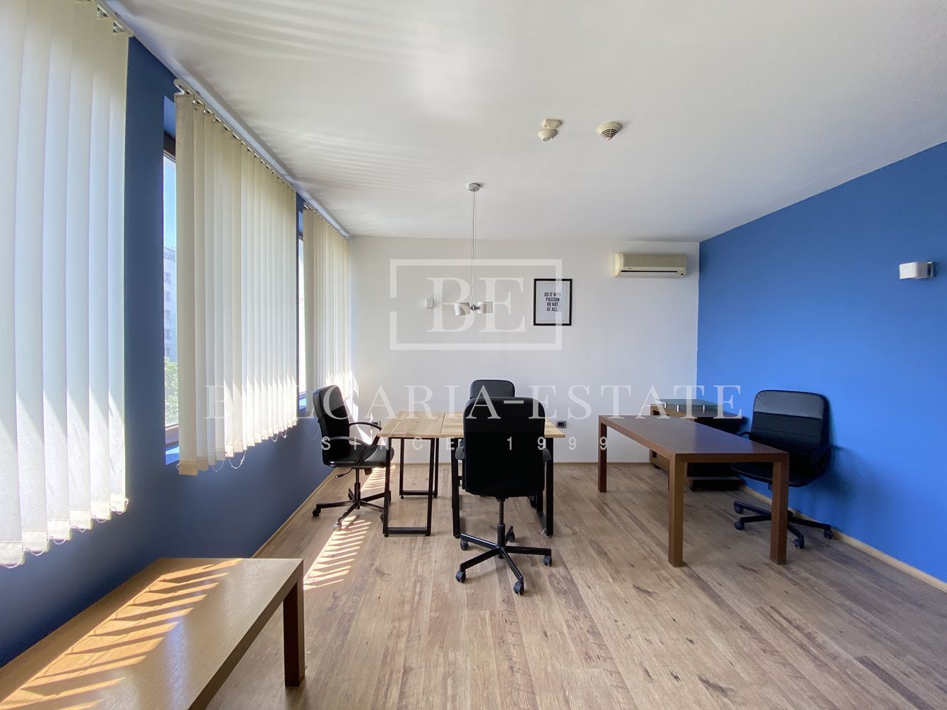 Leerstehende Bürofläche in einem Bürogebäude inklusive aller monatlichen Kosten, FERNSEHEN, INTERNET, CAFE UND WASSER, TOP-LAGE - 0