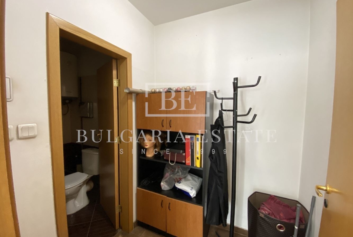 Помещение със статут МАГАЗИН, ползва се като фризьорски салон - ул. ЧАТАЛДЖА 20 - 0