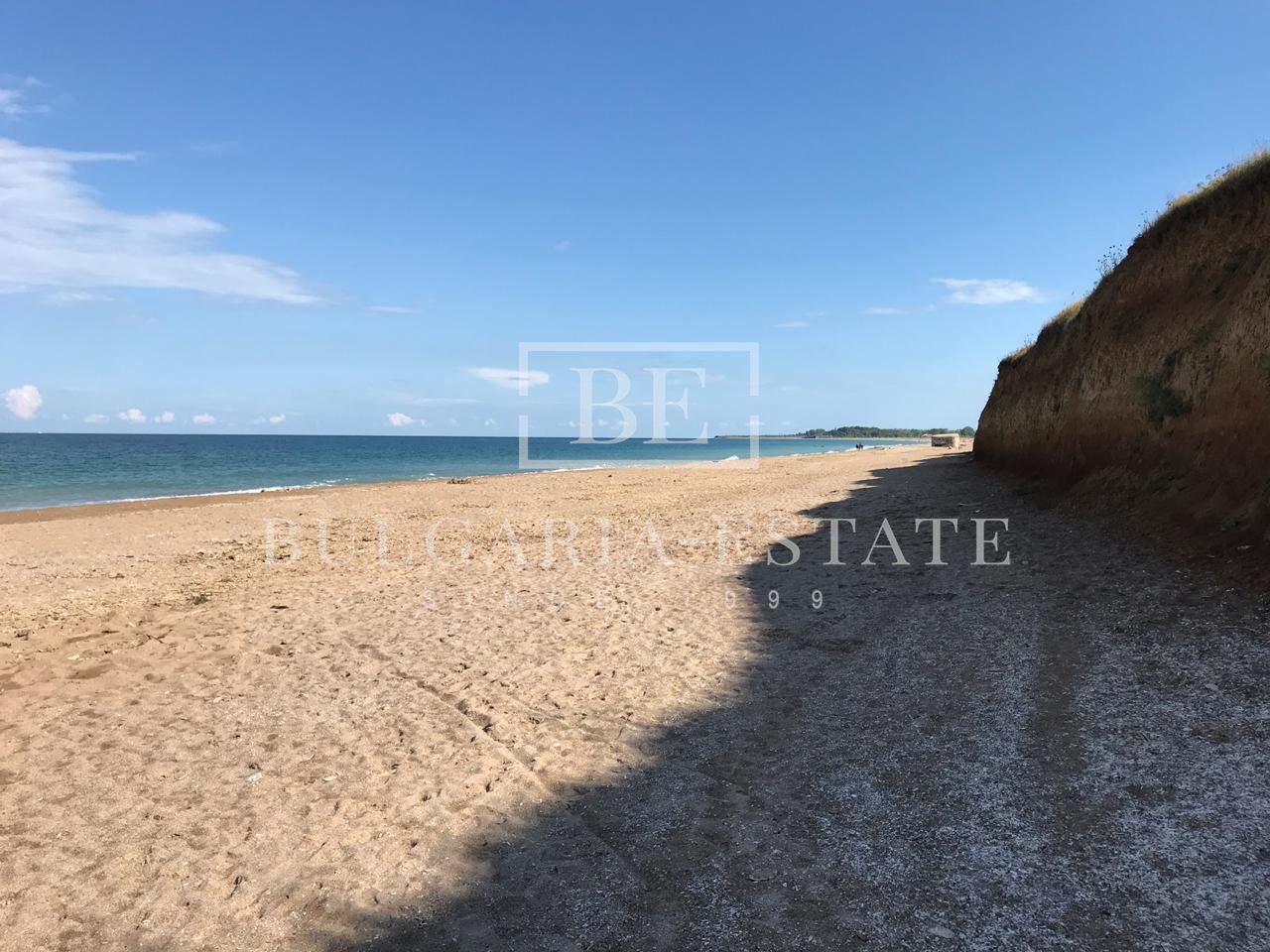 Продава се ЕКСКЛУЗИВНО парцел 36 455 кв.м с проект за модерен хотелски комплекс в близост до с. Крапец, общ. Шабла - 0