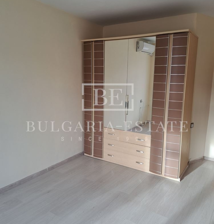 Просторен и стилен тристаен апартамент до Спортна зала - 0