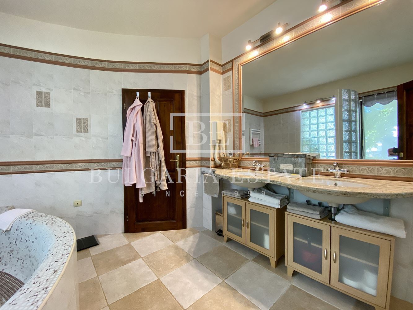 Роскошный дом с бассейном, сауной, рядом с пляжем Кабакум, город. 515 кв. м. 4 спальни Элитный дом с бассейном, сауной, рядом с пляжем Кабакум, город. 515 кв. м. Площадь этажа, 4 спальни - 0