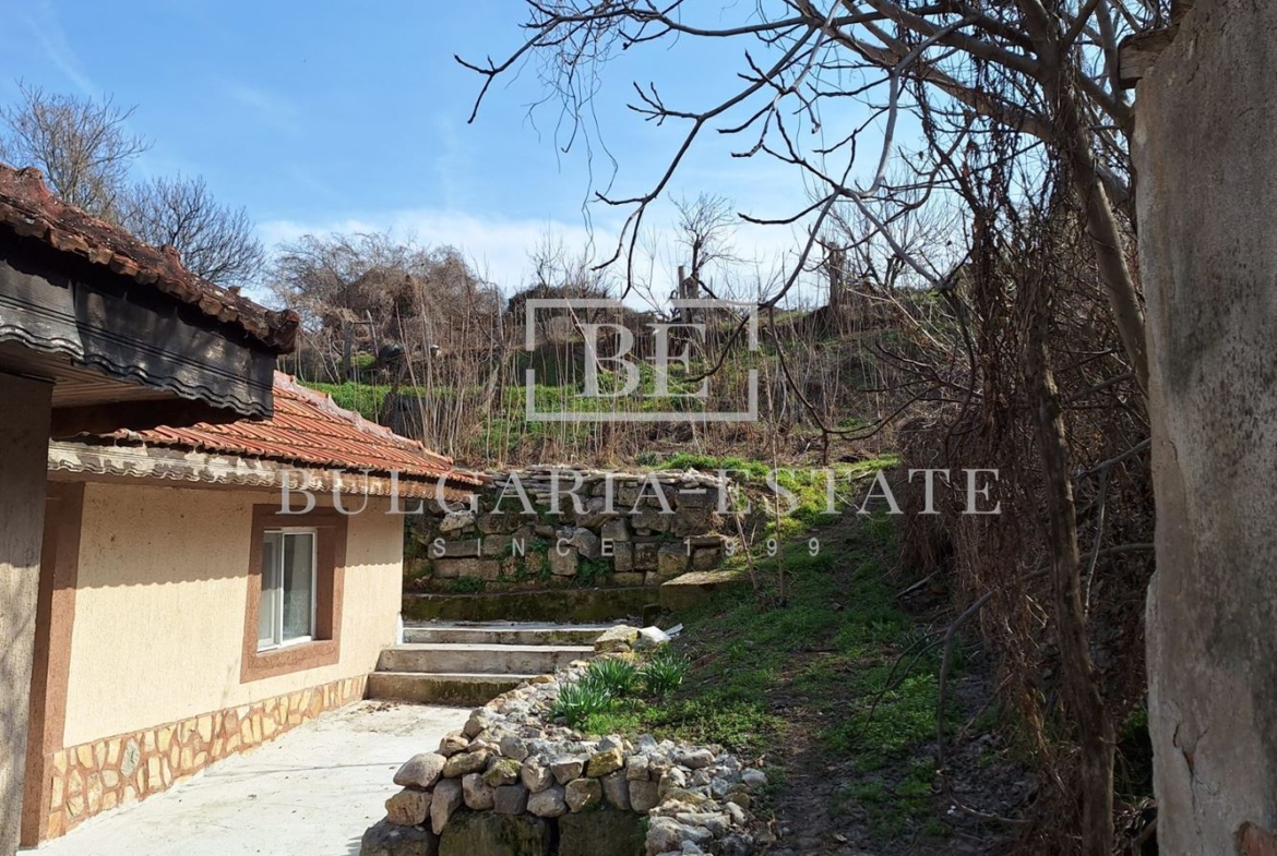 Отремонтированный дом с двором и флигелем в городе. 0