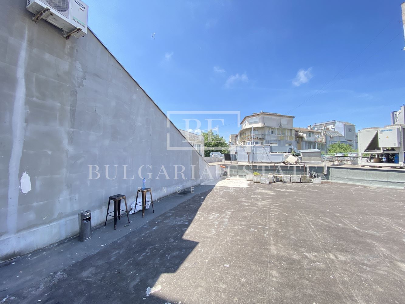 Leerstehende Bürofläche in einem Bürogebäude inklusive aller monatlichen Kosten, FERNSEHEN, INTERNET, CAFE UND WASSER, TOP-LAGE - 0