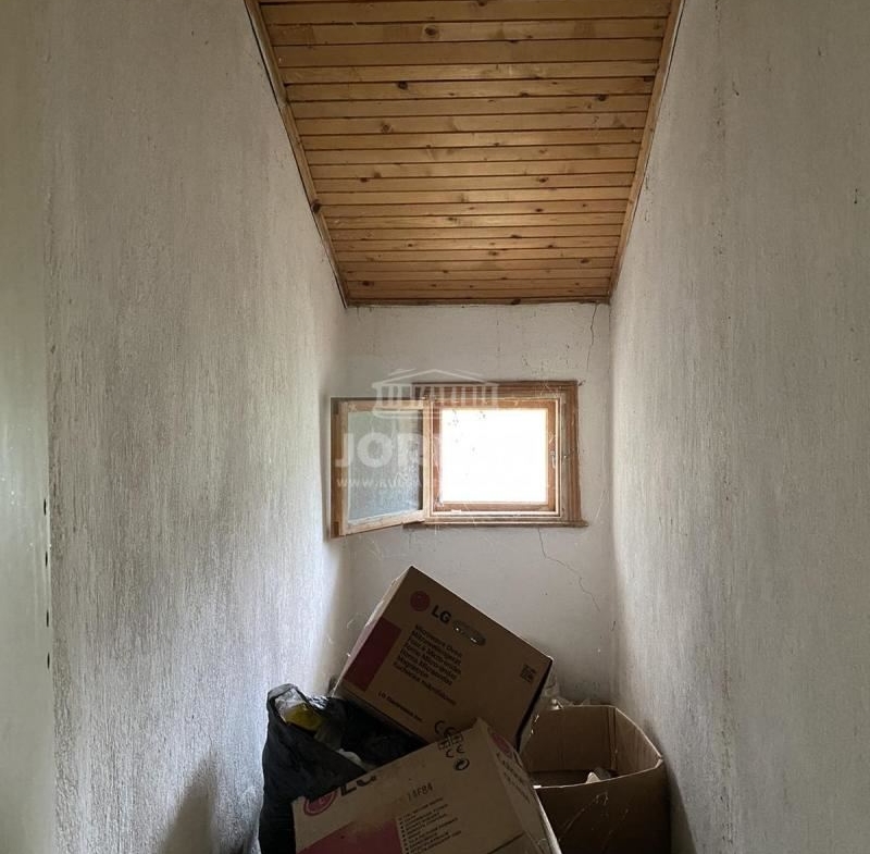 Къща в Зеленика, 693 кв парцел, 50 кв. къща озаконена - 0