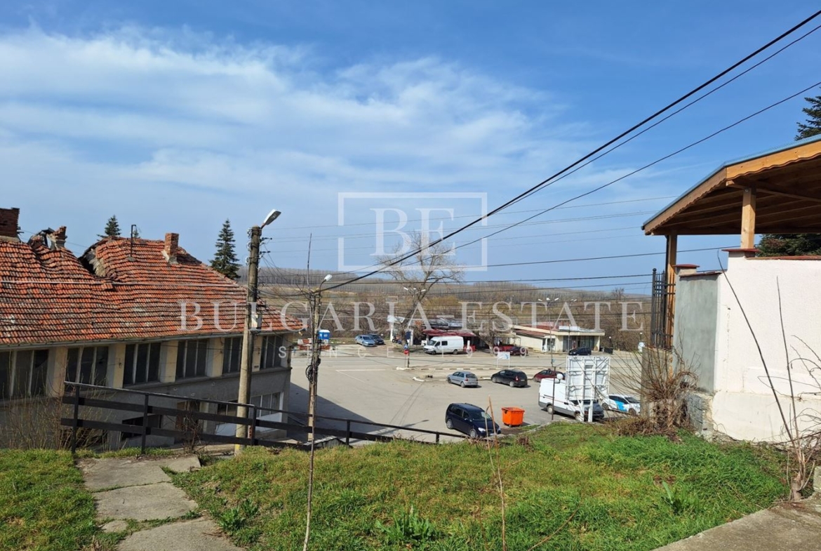 Отремонтированный дом с двором и флигелем в городе. 0