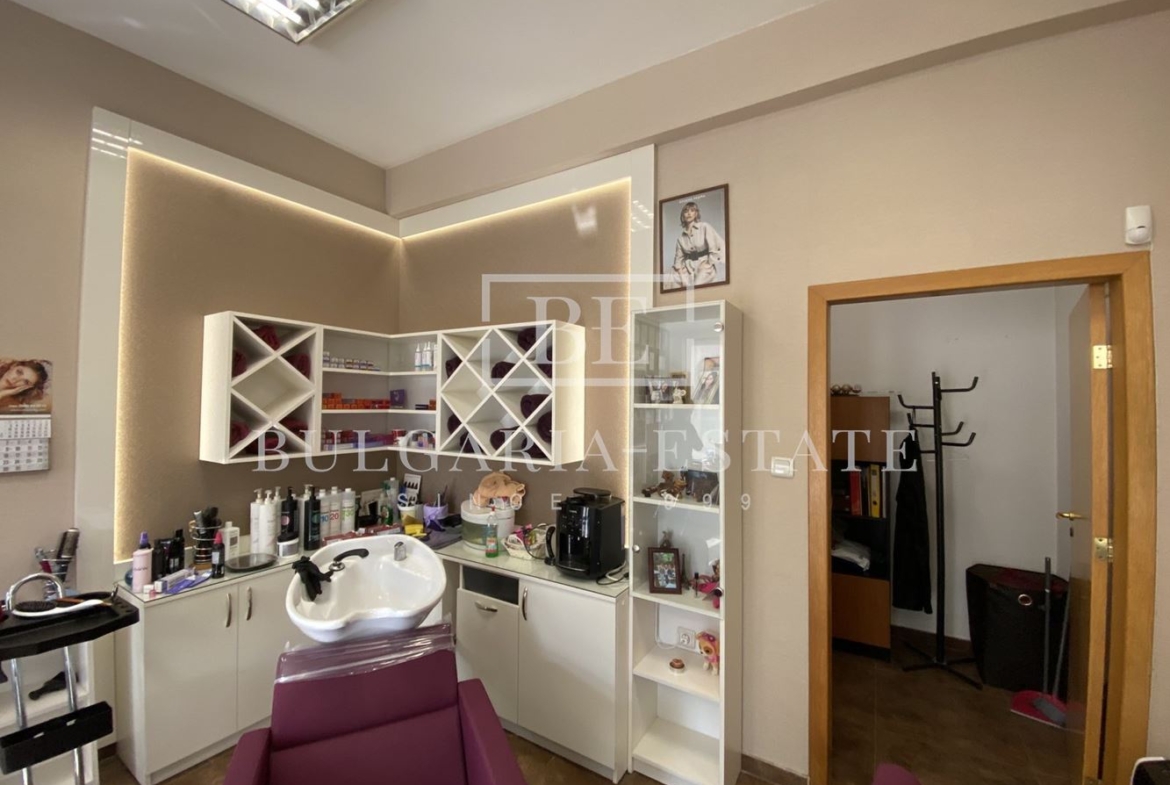 Помещение със статут МАГАЗИН, ползва се като фризьорски салон - ул. ЧАТАЛДЖА 20 - 0