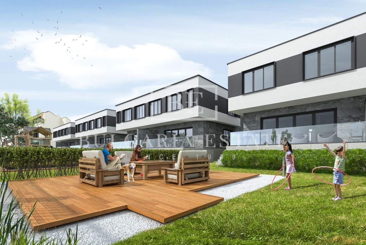 Просторный двухэтажный дом с двором в местности Прибой, Варна – комфорт, природа и отличное расположение - 0