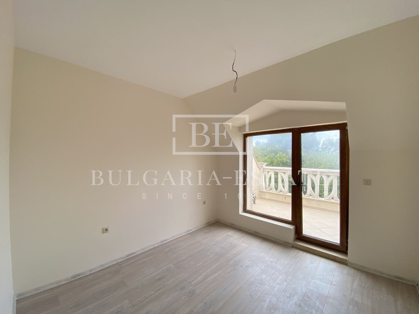 Varna South Bay - невероятен двустаен апартамент с моркса панорама, 126 кв.м. - 0