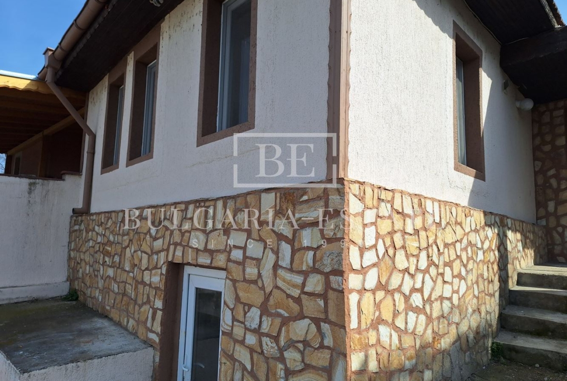 Отремонтированный дом с двором и флигелем в городе. 0