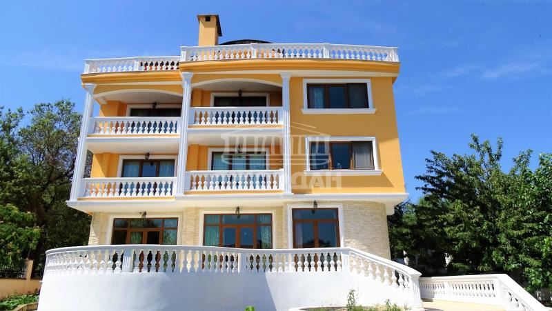 Haus auf 4 Etagen mit Panoramablick, 1250m2 m2, 600m2 Hof, Trakata - 0