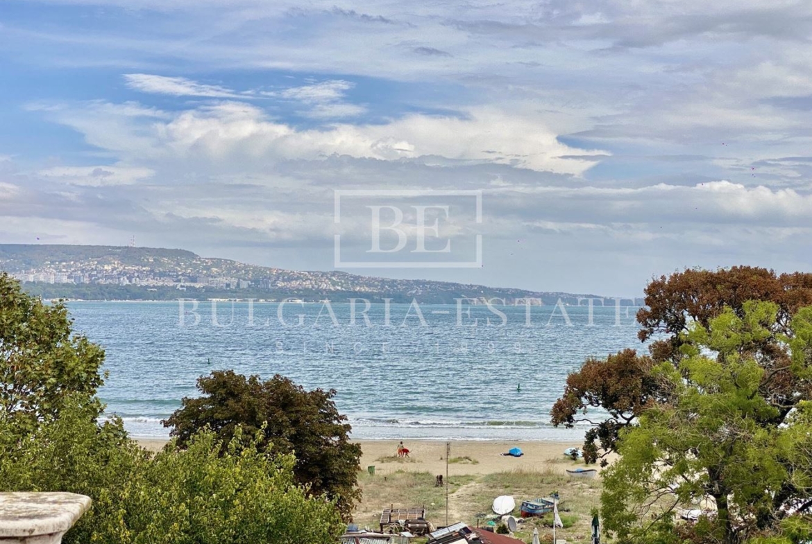 Varna South Bay - невероятен двустаен апартамент с моркса панорама, 126 кв.м. - 0