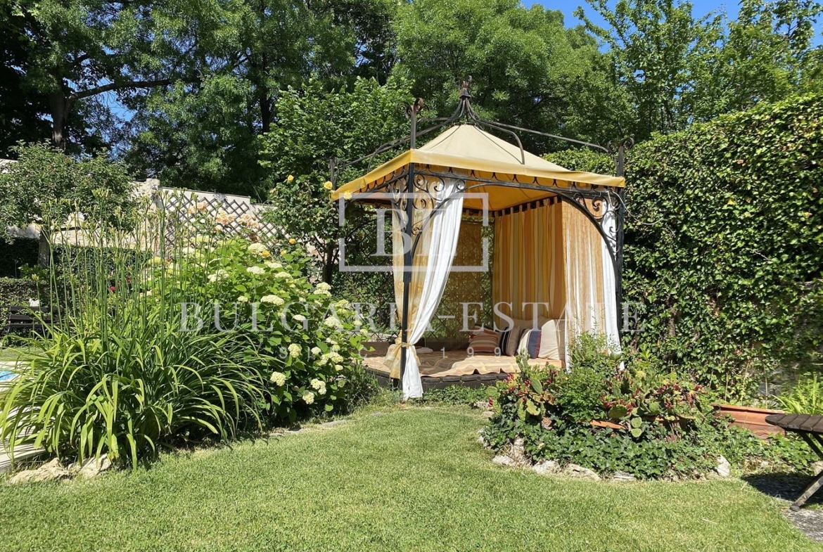 Элитный дом с бассейном, сауной, рядом с пляжем Кабакум, город. 515 кв. м. Площадь этажа, 4 спальни - 0