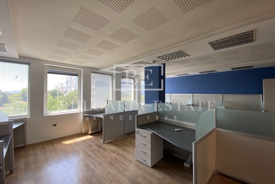 Leerstehende Bürofläche in einem Bürogebäude inklusive aller monatlichen Kosten, FERNSEHEN, INTERNET, CAFE UND WASSER, TOP-LAGE - 0