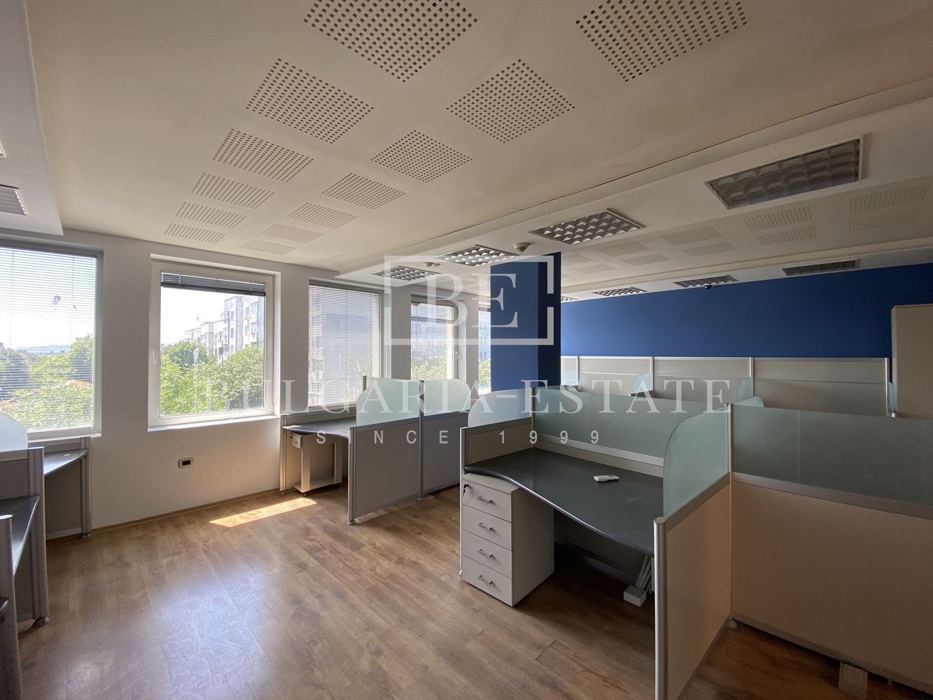 Leerstehende Bürofläche in einem Bürogebäude inklusive aller monatlichen Kosten, FERNSEHEN, INTERNET, CAFE UND WASSER, TOP-LAGE - 0