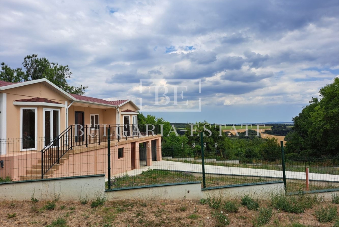 Просторна и модерна къща в село Чайка, община Провадия - 0