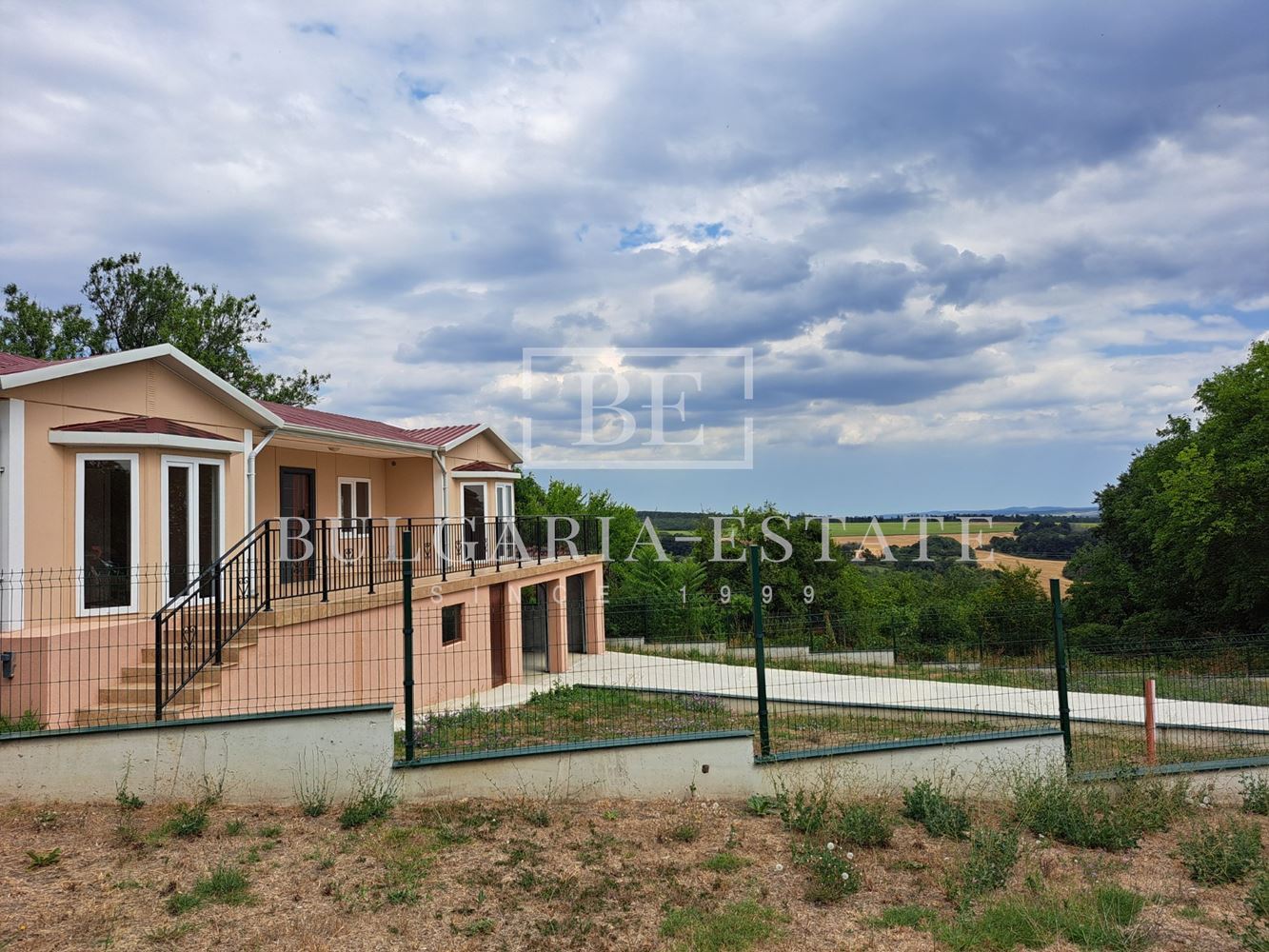 Просторна и модерна къща в село Чайка, община Провадия-0 Просторна и модерна къща в село Чайка, община Провадия - 0