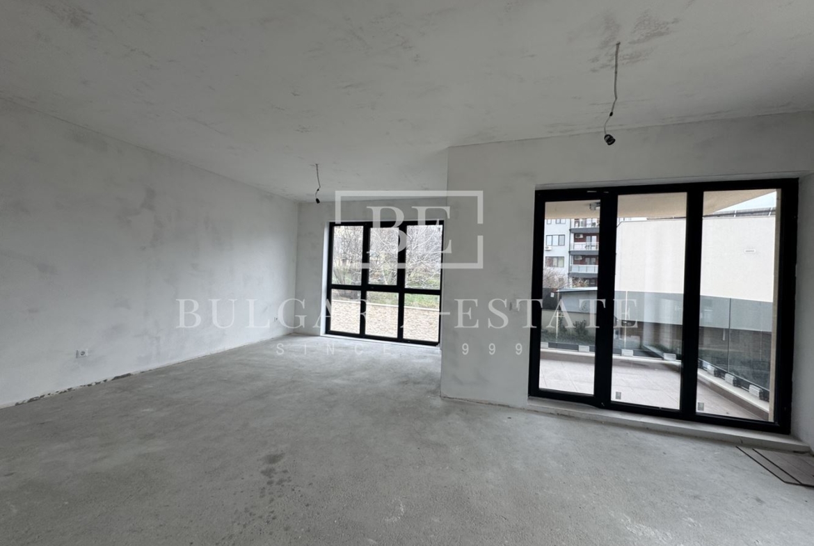 Невероятен 4-стаен апартамент с огромна дневна и три големи спални, Югозапад - 0