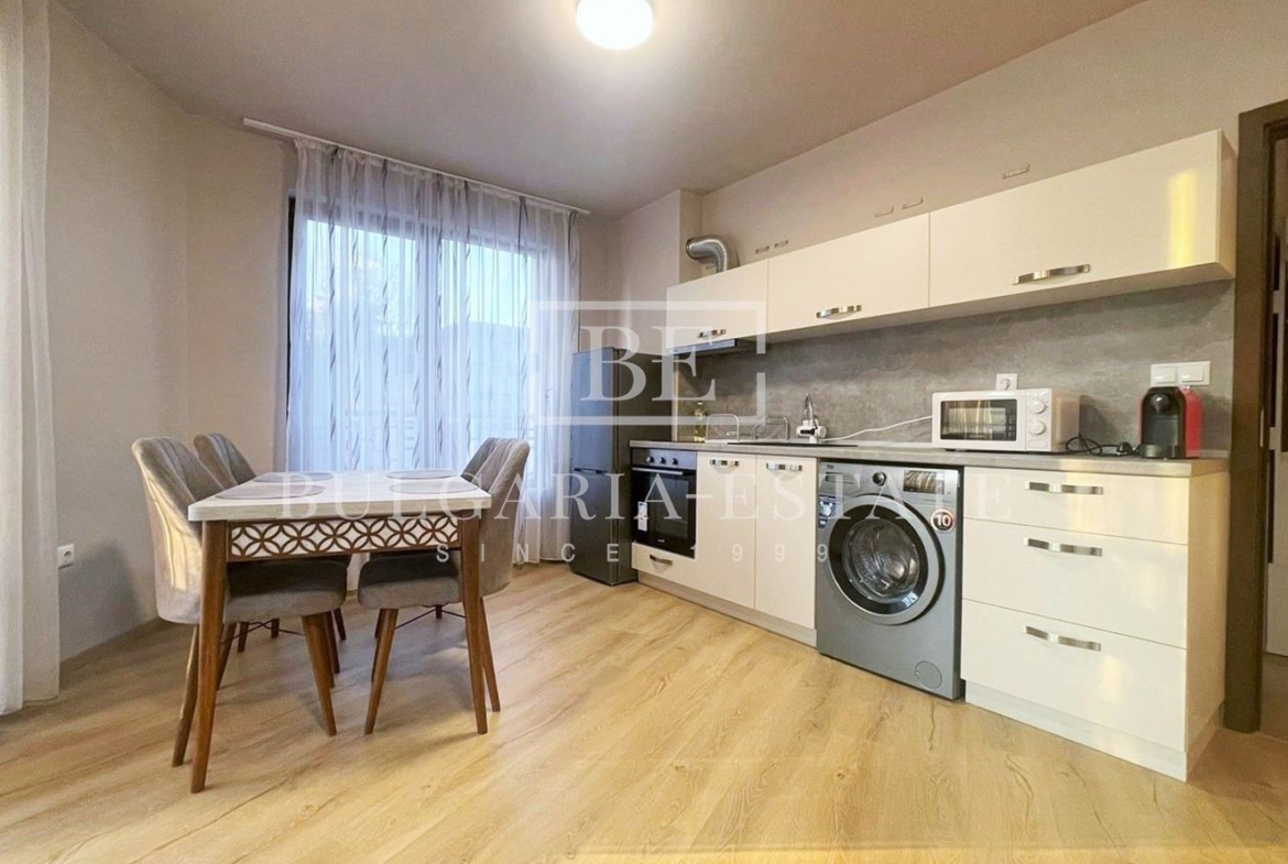 Тристаен апартамент до Starbucks - 0