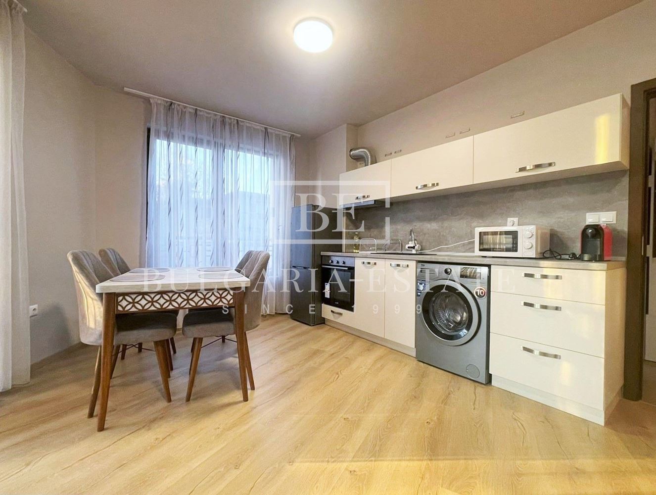 Тристаен апартамент до Starbucks-0 Тристаен апартамент до Starbucks - 0