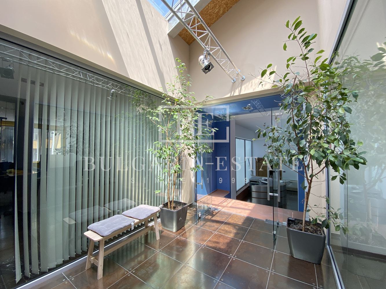 Leerstehende Bürofläche in einem Bürogebäude inklusive aller monatlichen Kosten, FERNSEHEN, INTERNET, CAFE UND WASSER, TOP-LAGE - 0