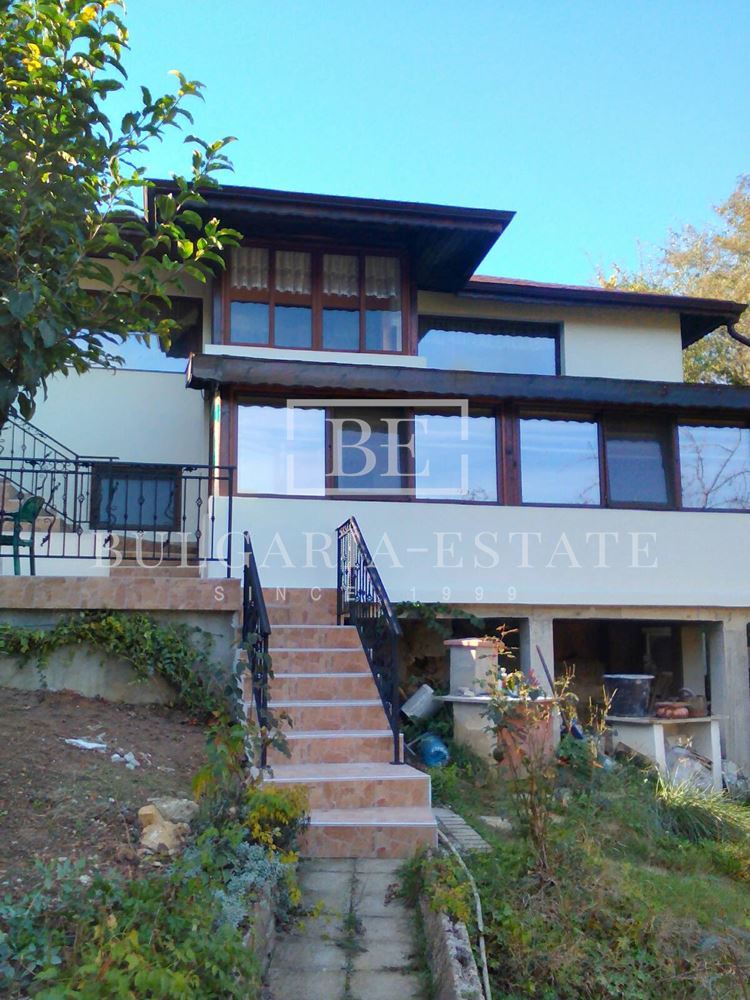 Къща с двор 600 кв.м и две жилищни нива на 300 м от главен път в м-т Траката-0 Haus mit einem Hof von 600 qm und zwei Wohnebenen 300 m von der Hauptstraße in Trakata - 0